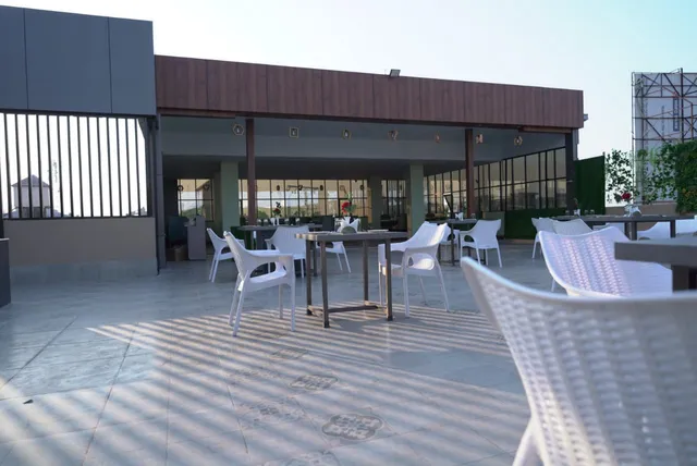 Deep Royals Hotel & Cafe