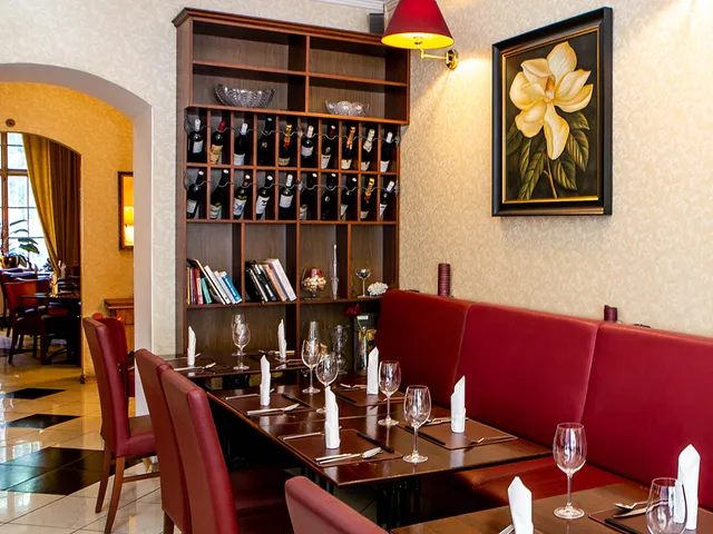 Madame Lyn Restaurant