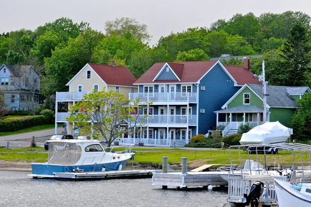 Water's Edge Inn & Gallery