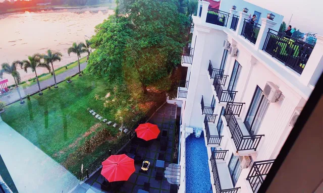 SEN YANGON LAKE VIEW HOTEL