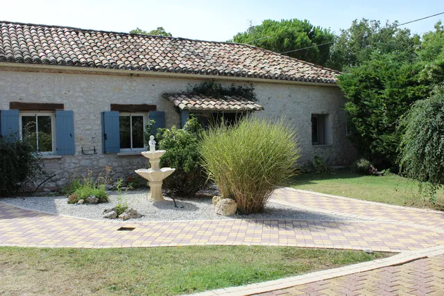 Gite à la campagne, 82 Tarn et Garonne, jusqu’à 10 personnes. Piscine chauffée, privée au sel, calme et nature,