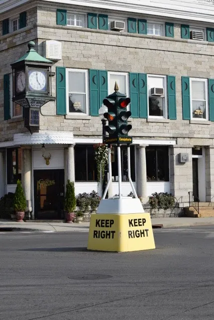 Lee's Shops At Wagner Square