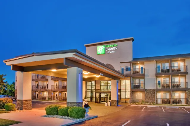 Holiday Inn Express & Suites Branson 76 Central