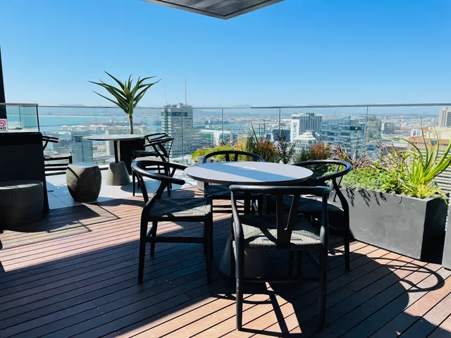 Urban Elephant 16 on Bree