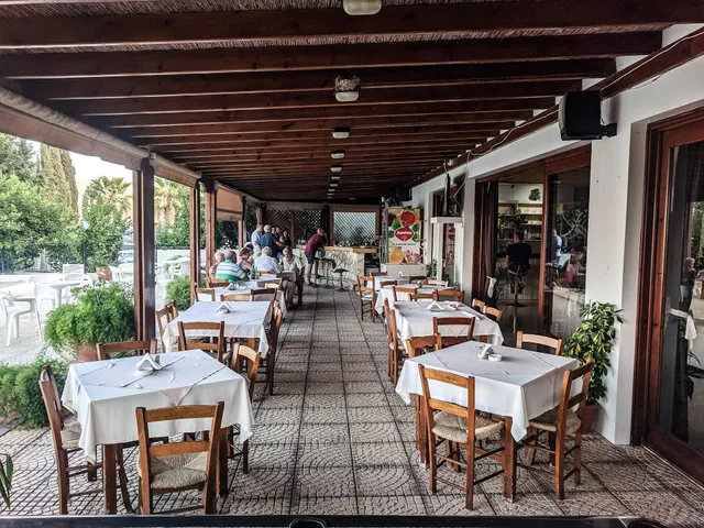 Pissouriana Restaurant & Apts