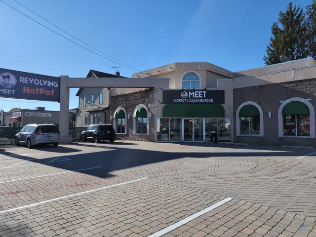 Meet Revolving Hotpot & Cajun Seafood