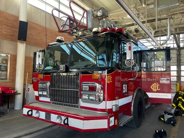 Chicago Fire Department Engine 84 / Truck 51