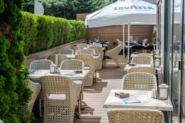 Happy Bar & Grill Iztok