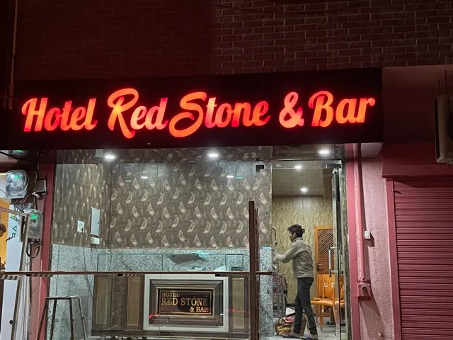 Hotel Redstone & Bar
