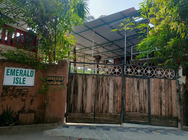 Emerald Isle Resort, Uttan