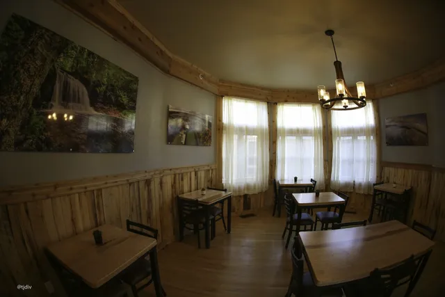 Tracey's at Roam Inn