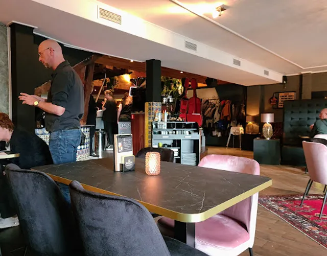 Pesos Food and Drink