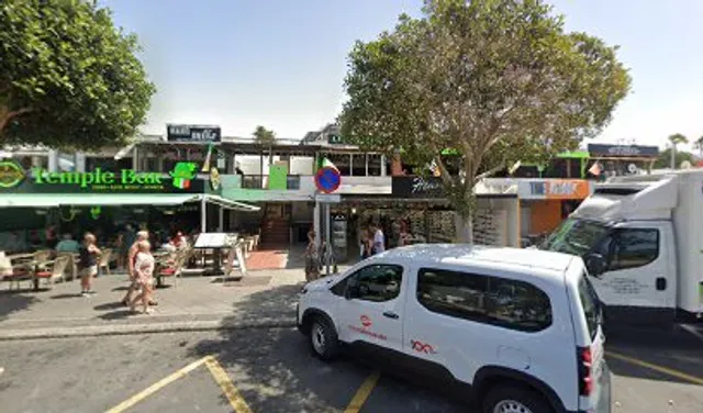 Av. de las Playas, 13