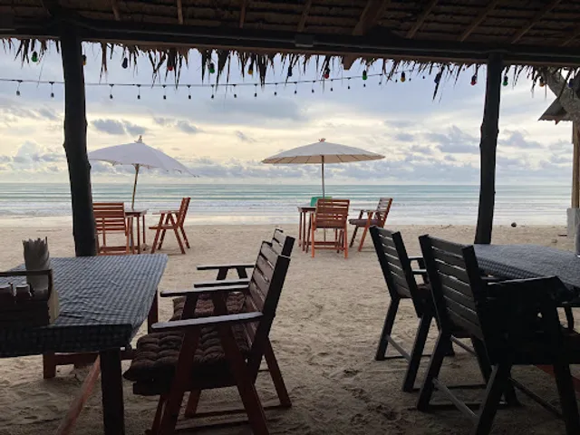 Thap Tawan Beach Restaurant & bar