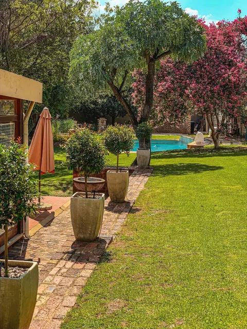 HORSE'S NECK GUEST LODGE