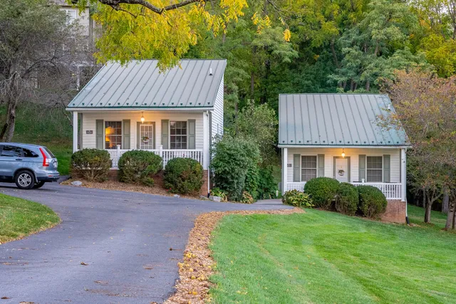 By the Side of the Road Inn & Cottages