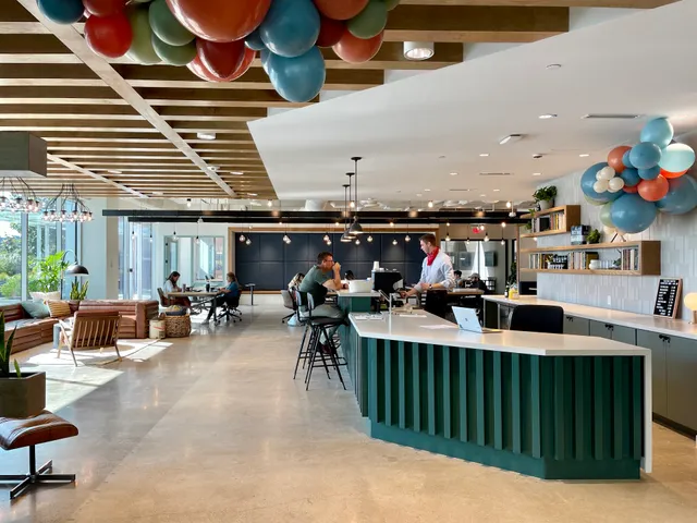 Common Desk - Energy Square