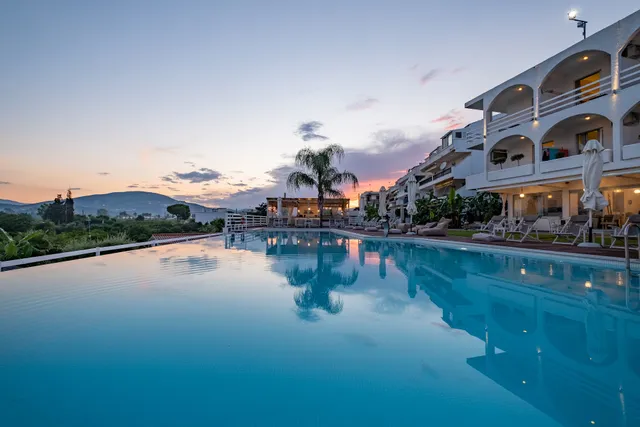 Triton Hotel & Bungalows