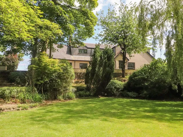 Homewood Lodge with Hot tub
