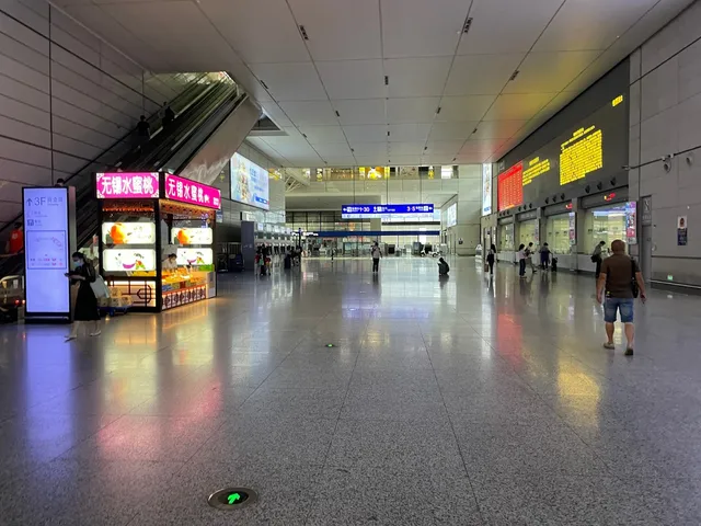 Hongqiao Railway Station subway entrance