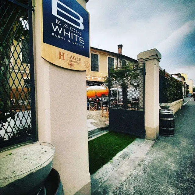 Beach white sushi & drinks