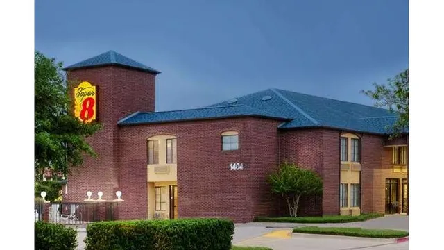 Super 8 by Wyndham Farmers Branch/North Dallas