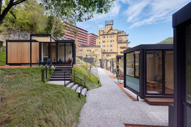 伊豆長岡温泉街のコンテナホテル「さかなやステイ」