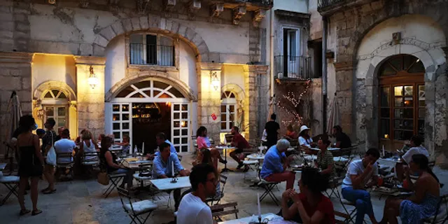 Verga Courtyard - Cafeteria