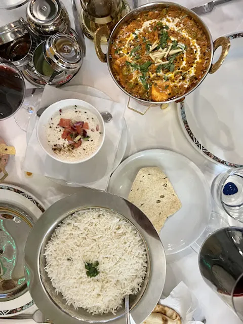 Tandoorian Fried Chicken, Burger und Indian Food