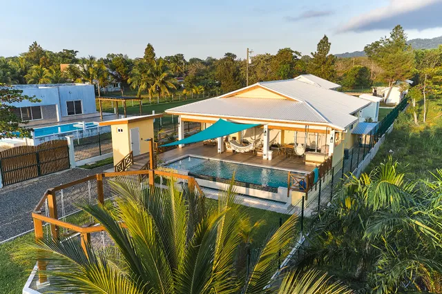 Pesky Pelican Cabins