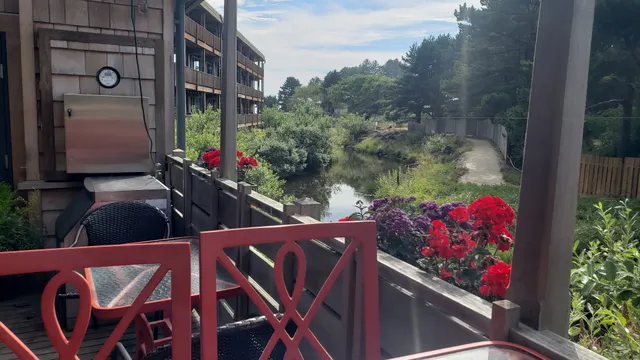 The Cafe on Hawk Creek