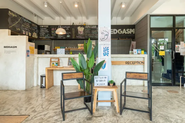 Bedgasm Poshtel & Cafe