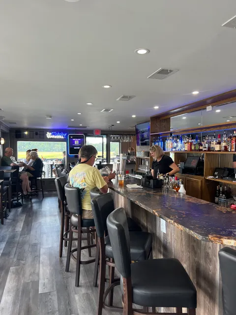 Makos Marina Bar & Grill