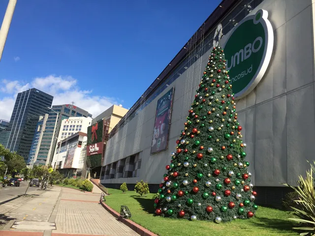 Centro Comercial Santa Ana Costado Norte.