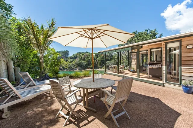 Beachfront Enclosure Bay Waiheke Accommodation