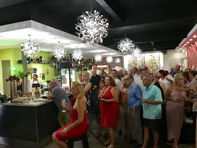 2quench cafe & cocktail lounge bar