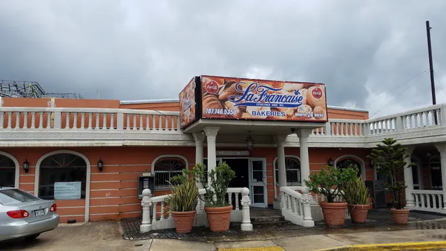 Panadería La Française Caguas / Farinole Pizza & Bar / Eiffel Café