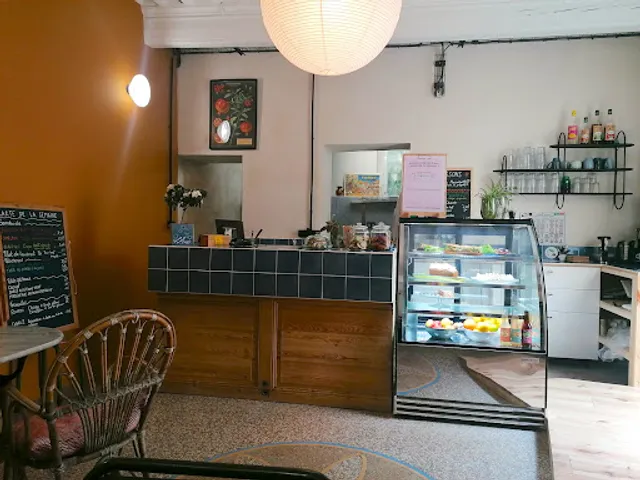 Café Restaurant Eat Parade