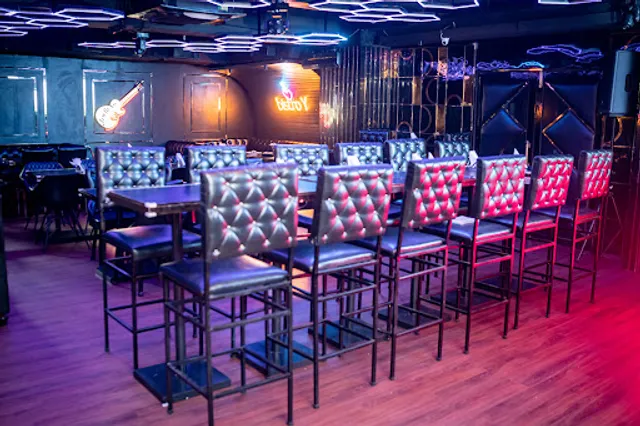 Bistro Y, Restro Pub