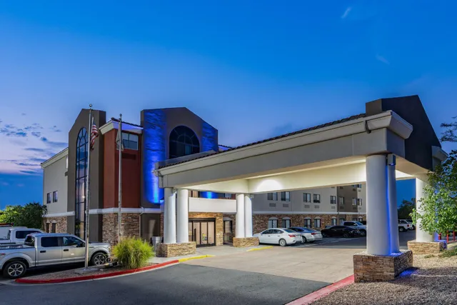 Holiday Inn Express & Suites Albuquerque-N. Balloon Fsta Park by IHG