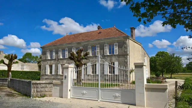 Domaine des Deux Tilleuls - gîte écologique La Rochelle Marais Poitevin