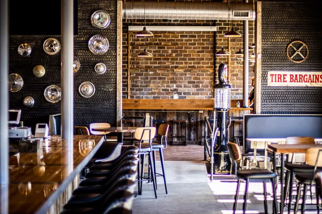 Dudley's Garage - Restaurant & Bowling