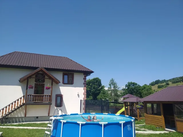 Kotedzh "Hirsʹka Domivka"