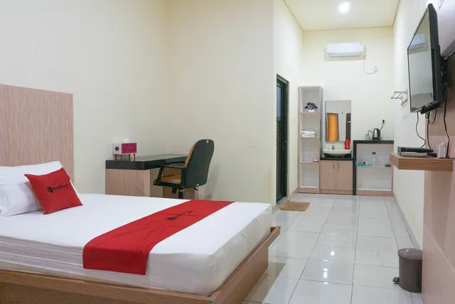 RedDoorz Syariah near Sultan Muhammad Kaharuddin Airport