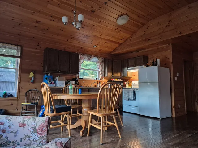 Fernleigh Lodge - Authentic Log Cabin Rental & Fishing Resort