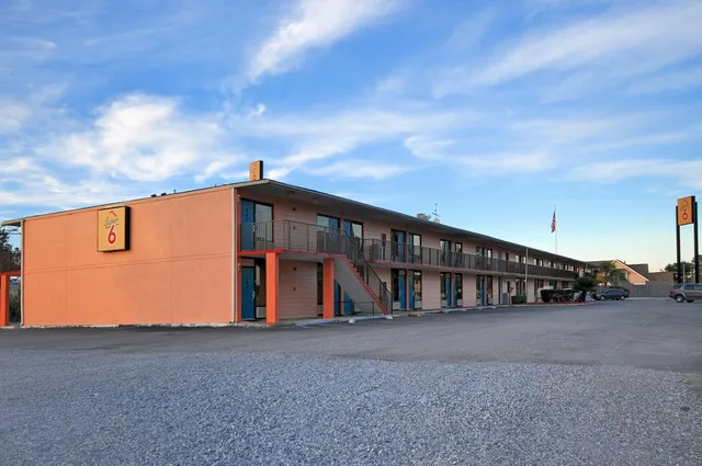 Super 6 Inn & Suites - Pensacola