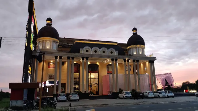 The Gulmohar Grand Hotel - 8 miles stone Una Behdala