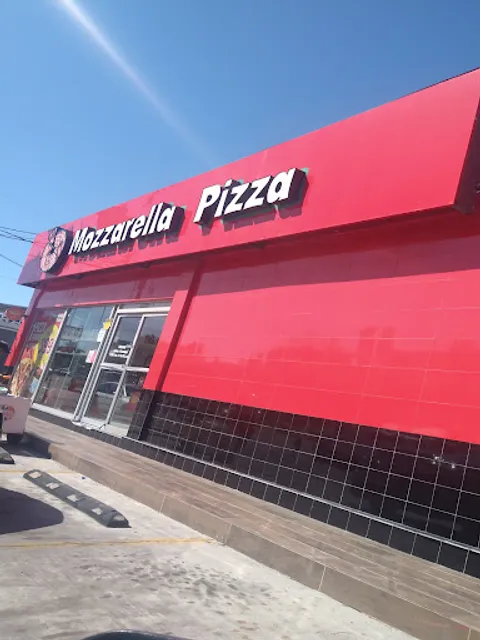 Mozzarella pizza Roman Cepeda