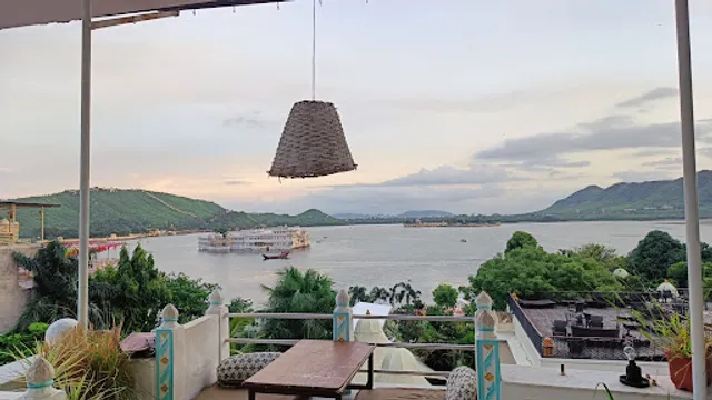 Cafe Grasswood Lakeside restaurant