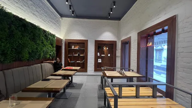 Serenity Cafe de' Bistro